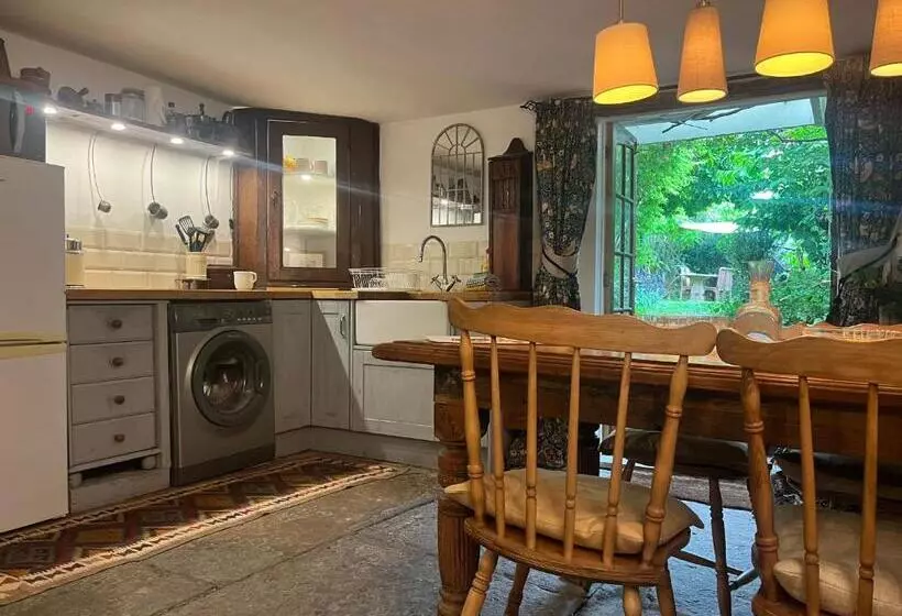 Charming Garden Flat In Vivary Park, Central Taunton