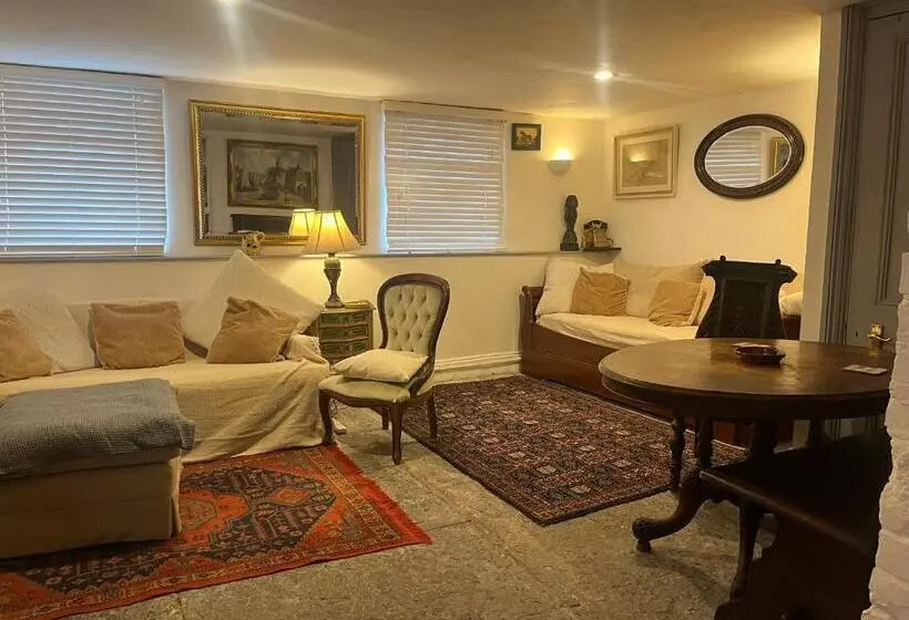 Charming Garden Flat In Vivary Park, Central Taunton