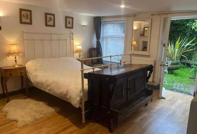 Charming Garden Flat In Vivary Park, Central Taunton