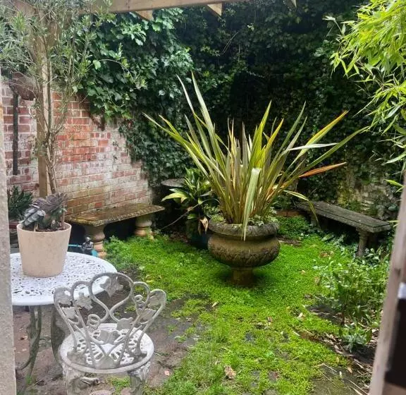 Charming Garden Flat In Vivary Park, Central Taunton