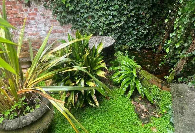 Charming Garden Flat In Vivary Park, Central Taunton