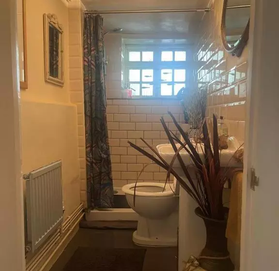 Charming Garden Flat In Vivary Park, Central Taunton