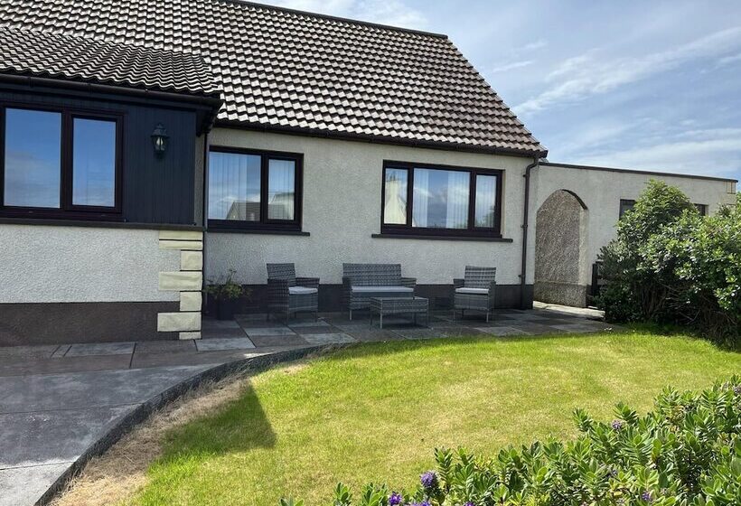 Immaculate 4 Bed House Outside Stornoway
