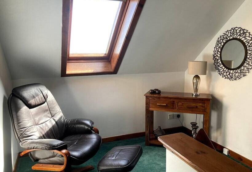 Immaculate 4 Bed House Outside Stornoway