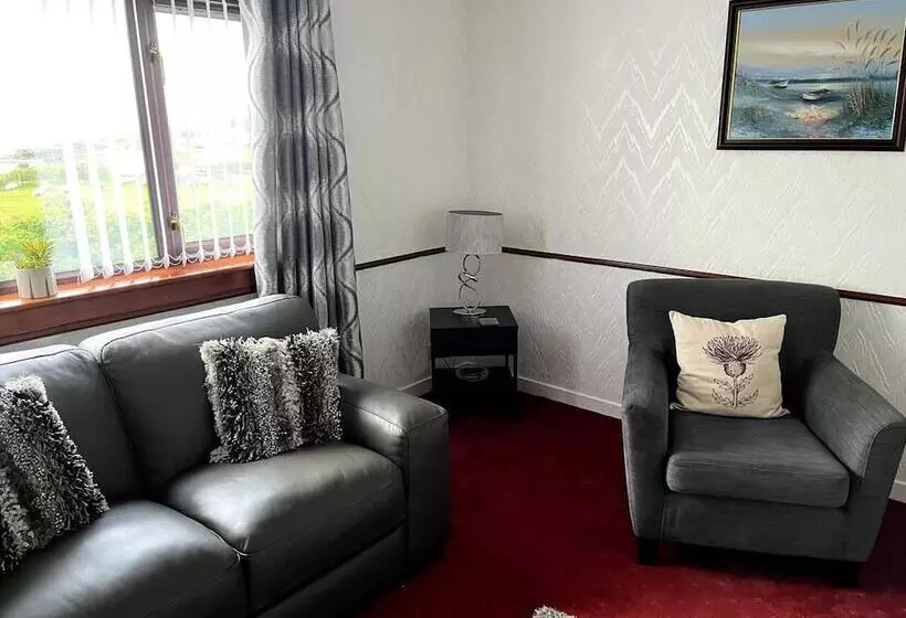 Immaculate 4 Bed House Outside Stornoway