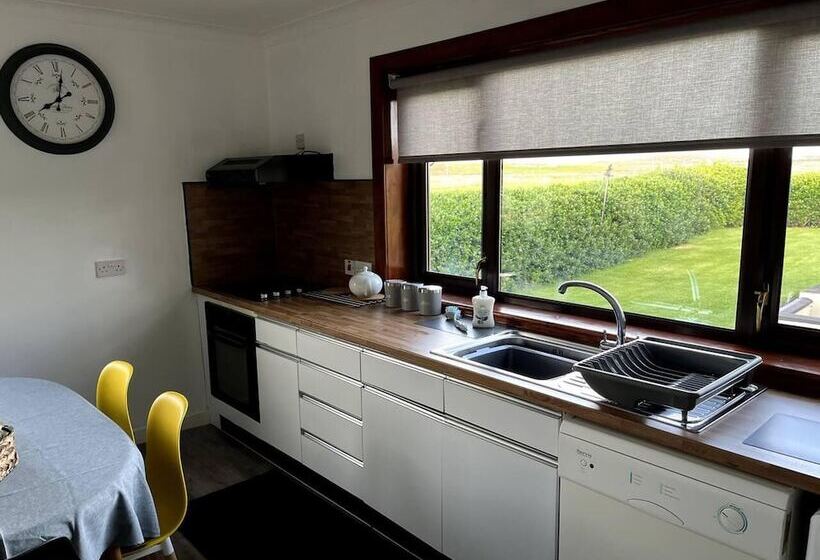 Immaculate 4 Bed House Outside Stornoway