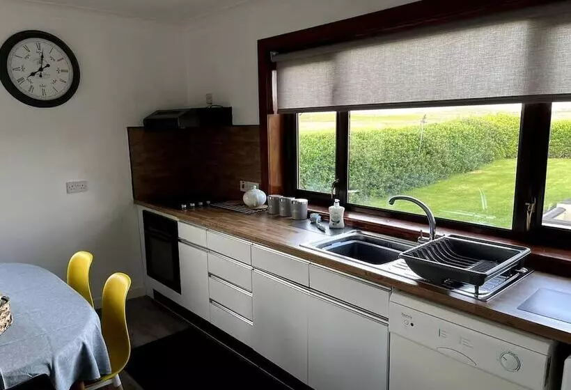 Immaculate 4 Bed House Outside Stornoway