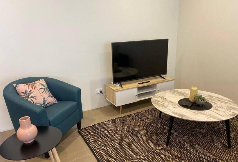 Stylish Modern Airport City Wifi Park Netflix Wine