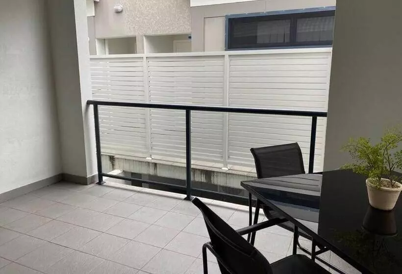 Stylish Modern Airport City Wifi Park Netflix Wine