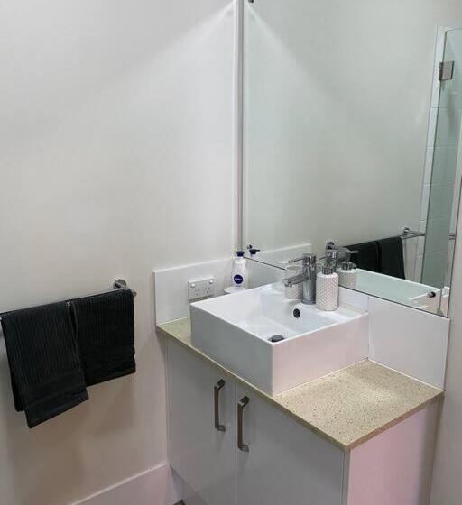 Stylish Modern Airport City Wifi Park Netflix Wine