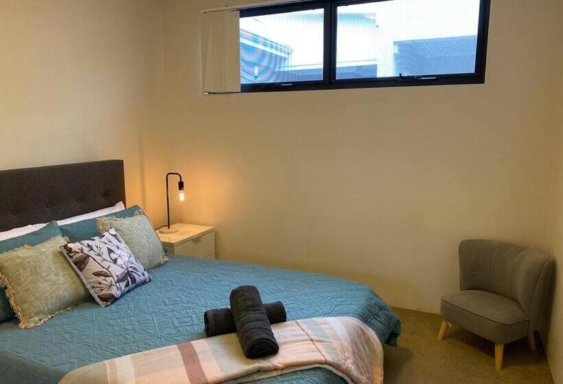 Stylish Modern Airport City Wifi Park Netflix Wine