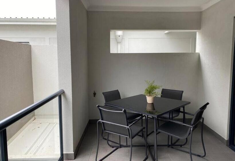 Stylish Modern Airport City Wifi Park Netflix Wine