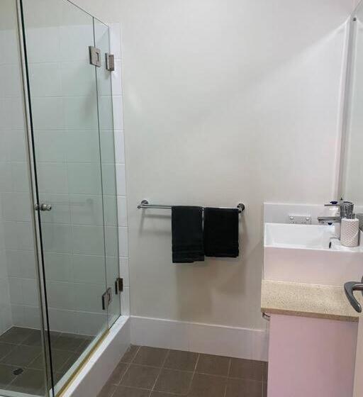 Stylish Modern Airport City Wifi Park Netflix Wine