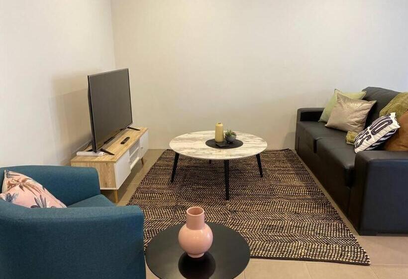 Stylish Modern Airport City Wifi Park Netflix Wine