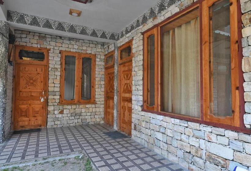 הוסטל Earthlings Backpacker Den