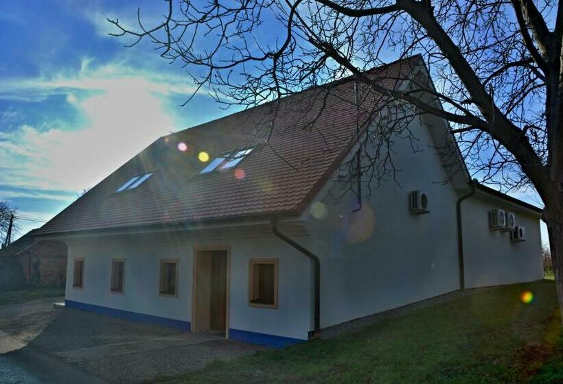 ペンション Vinařství Výmola