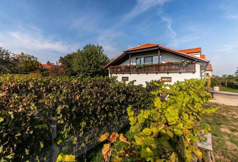 ペンション Vinařství Výmola