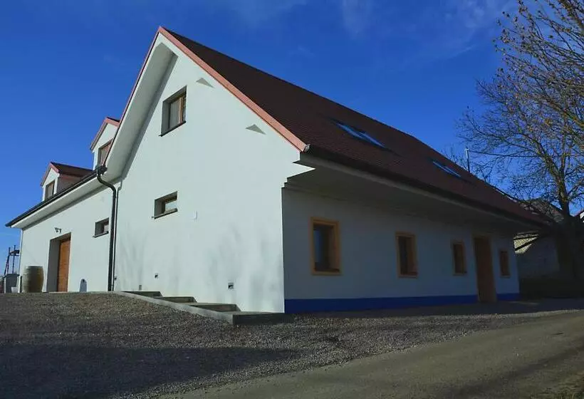 ペンション Vinařství Výmola