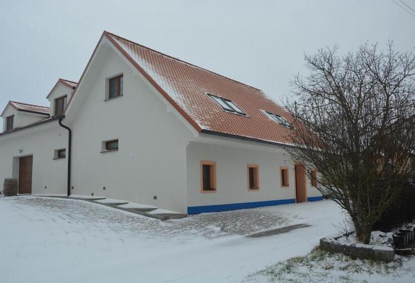 ペンション Vinařství Výmola