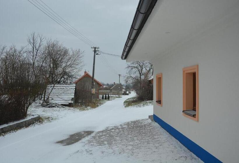 ペンション Vinařství Výmola