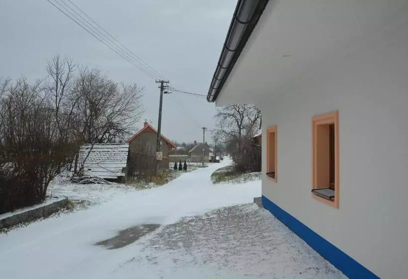 ペンション Vinařství Výmola