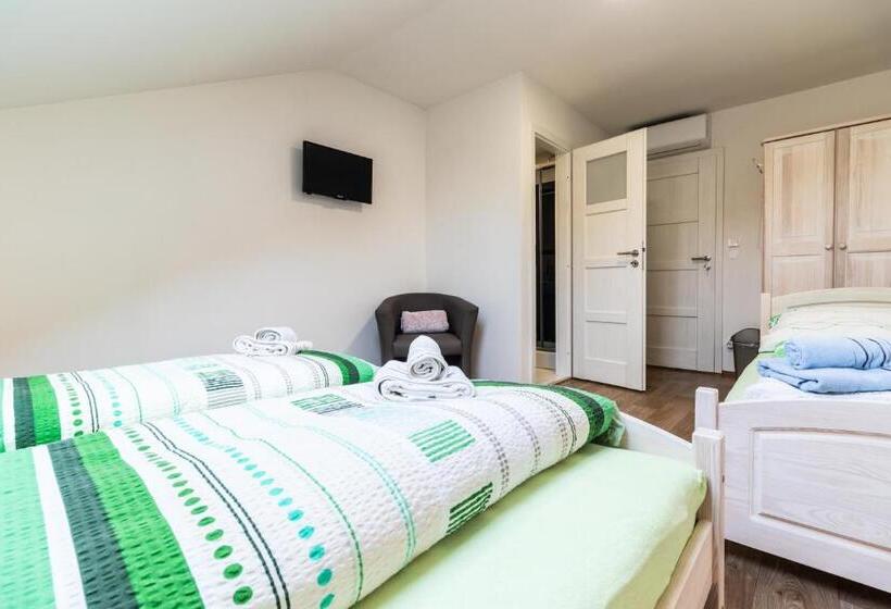 ペンション Vinařství Výmola