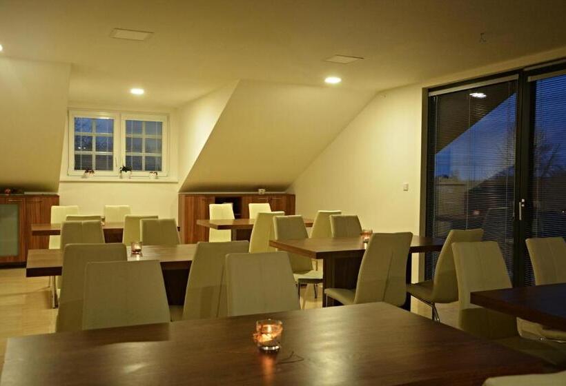 ペンション Vinařství Výmola