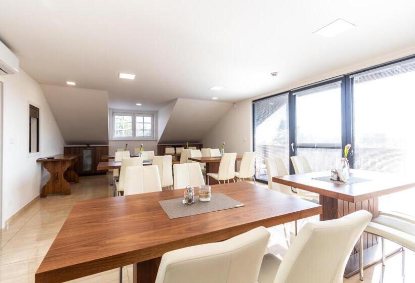 ペンション Vinařství Výmola