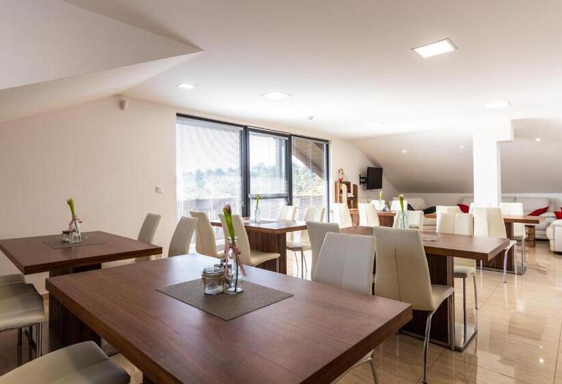 ペンション Vinařství Výmola