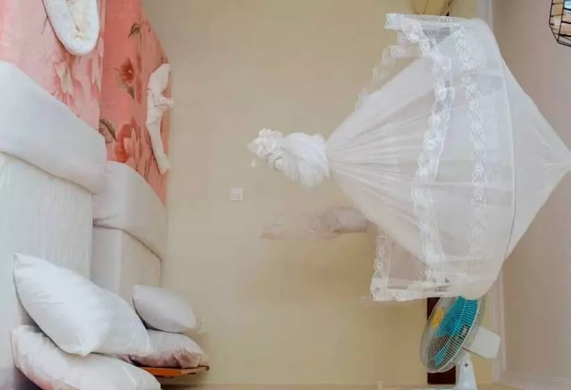 Hotel Kilimanjaro Crane