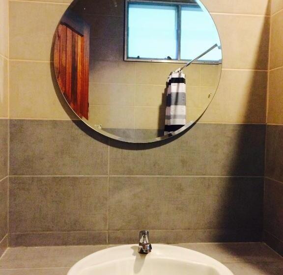 הוסטל Maehaad Garden Inn