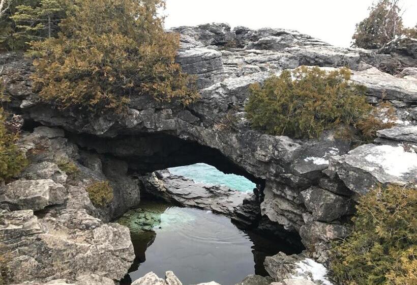 Tobermory Peaceful Private Entire Cottage Log Home Spacious Fully Equipped