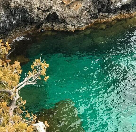 Tobermory Peaceful Private Entire Cottage Log Home Spacious Fully Equipped