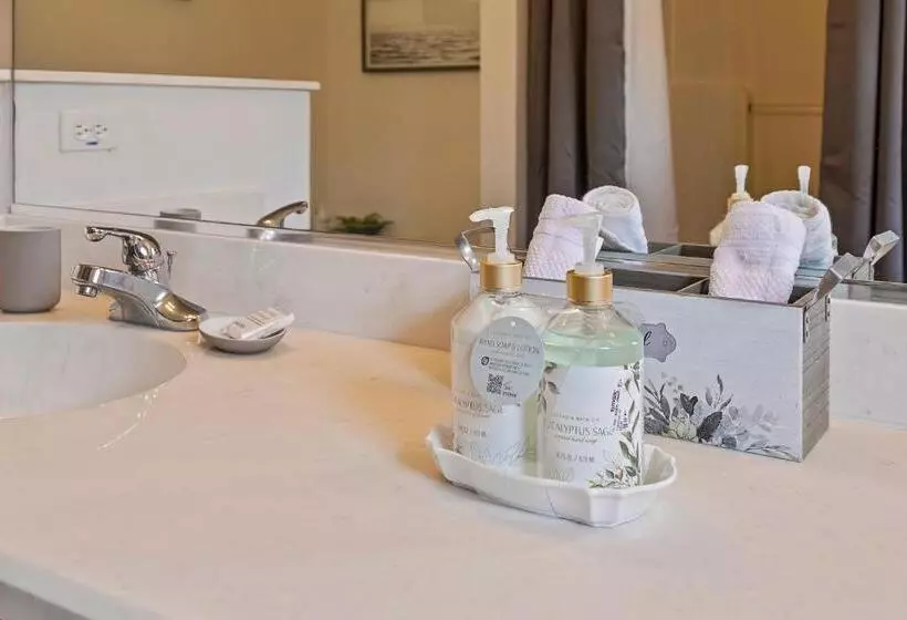 Whispering Palm Newly Renovated Cozy Fenced In Pool Home   Sleeps 8
