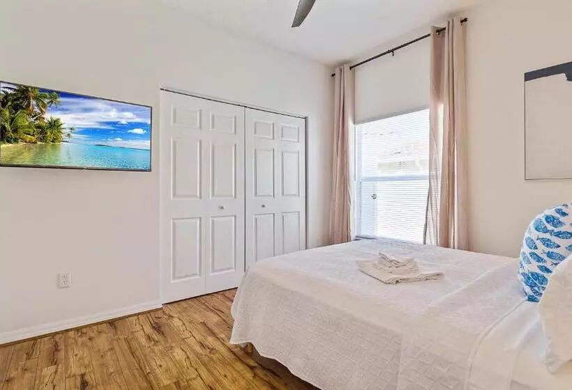 Whispering Palm Newly Renovated Cozy Fenced In Pool Home   Sleeps 8