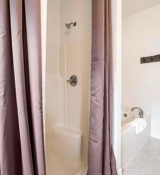 Whispering Palm Newly Renovated Cozy Fenced In Pool Home   Sleeps 8