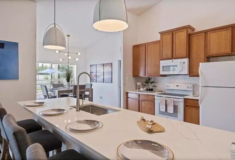 Whispering Palm Newly Renovated Cozy Fenced In Pool Home   Sleeps 8