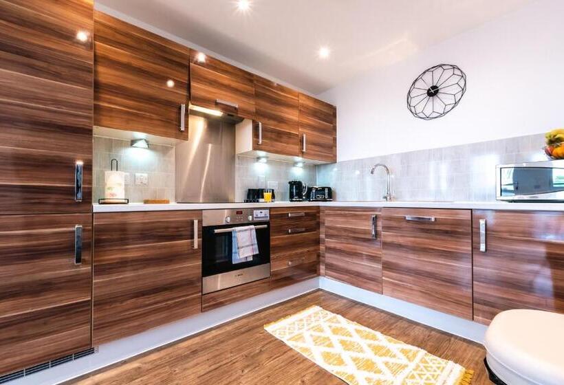 City View Apart Central Of Southampton 2 Beds & 2 Bath   Free Private Parking Space