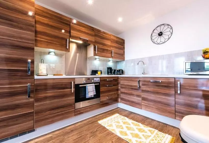 City View Apart Central Of Southampton 2 Beds & 2 Bath   Free Private Parking Space