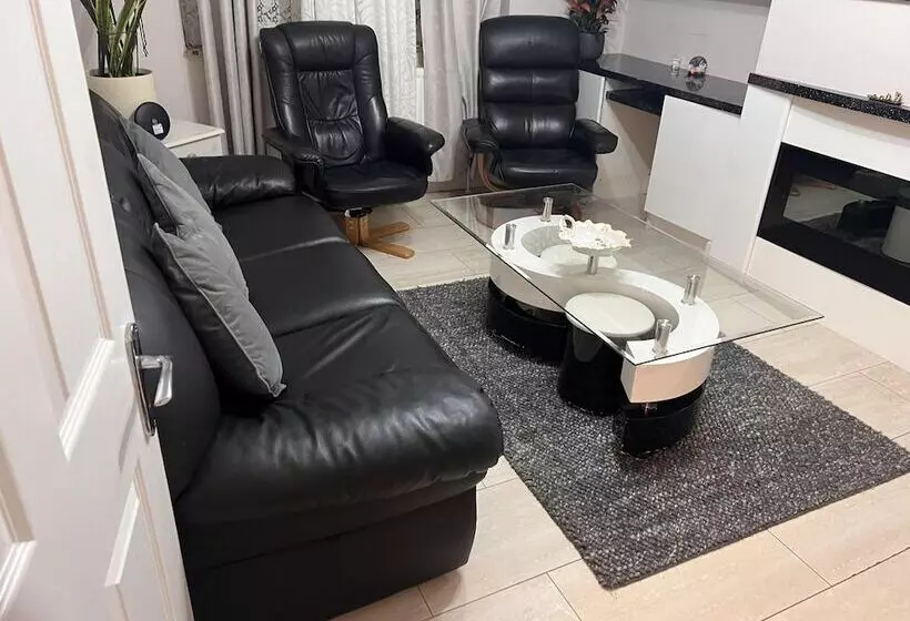 Immaculate 2 Bed Apartment In Isleworth By River