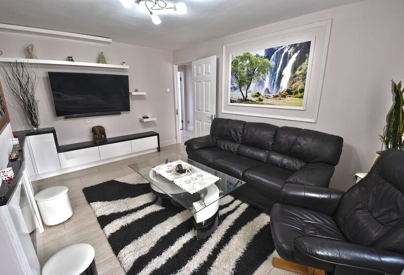 Immaculate 2 Bed Apartment In Isleworth By River