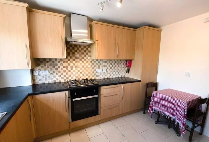 Immaculate 2 Bed Apartment In Isleworth By River