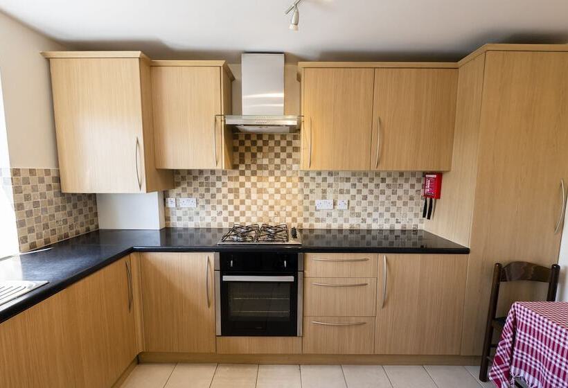 Immaculate 2 Bed Apartment In Isleworth By River