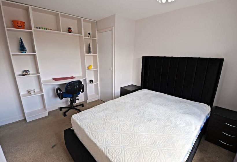 Immaculate 2 Bed Apartment In Isleworth By River