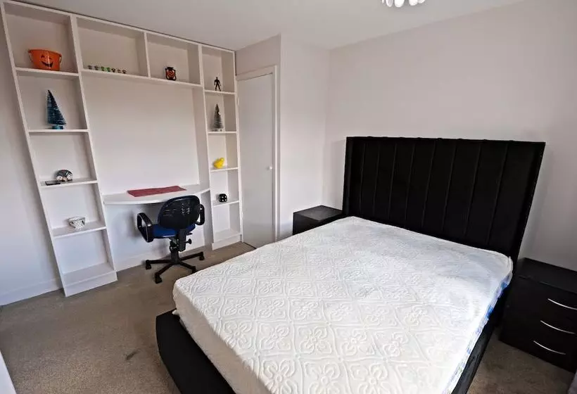 Immaculate 2 Bed Apartment In Isleworth By River