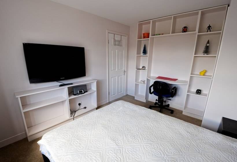 Immaculate 2 Bed Apartment In Isleworth By River