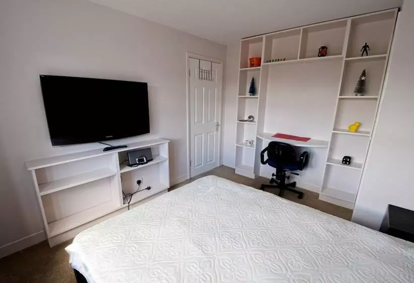 Immaculate 2 Bed Apartment In Isleworth By River