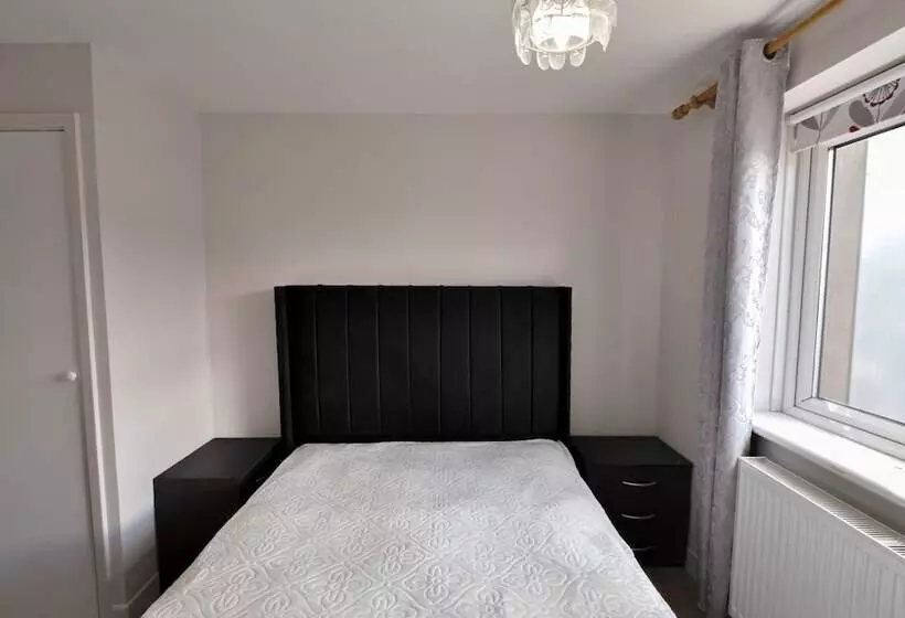 Immaculate 2 Bed Apartment In Isleworth By River