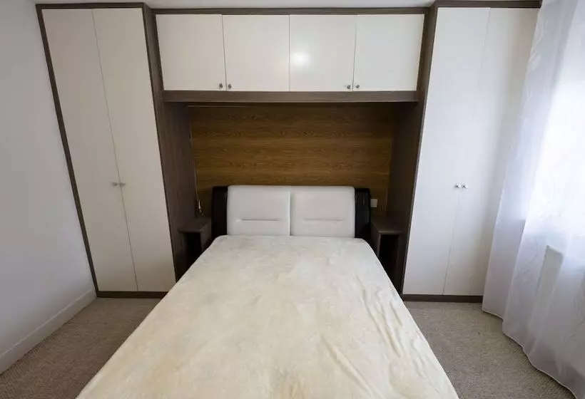 Immaculate 2 Bed Apartment In Isleworth By River