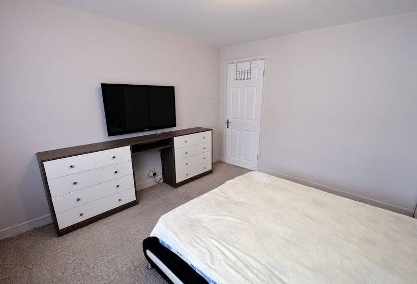 Immaculate 2 Bed Apartment In Isleworth By River